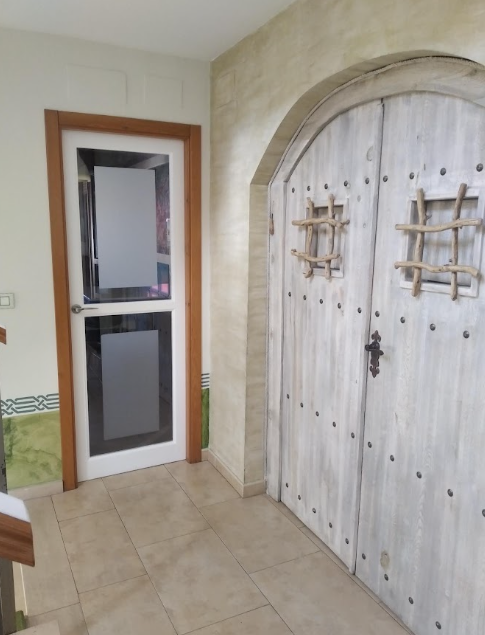 Puerta rústica con acabado envejecido y decoración mural
